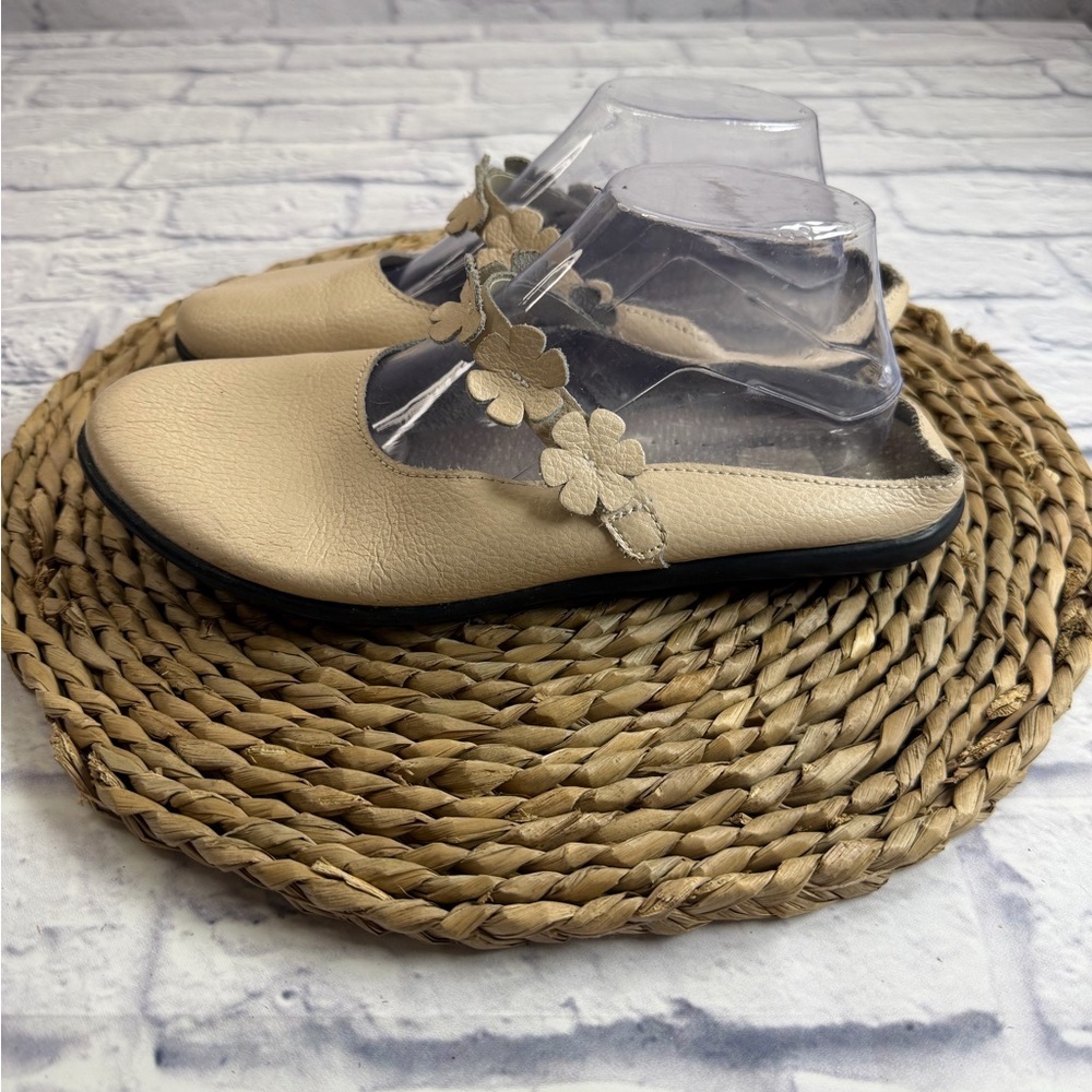 Beige Floral Women's Leather Mules. Size 10. Euro Summer. Feminine. Romantic.
